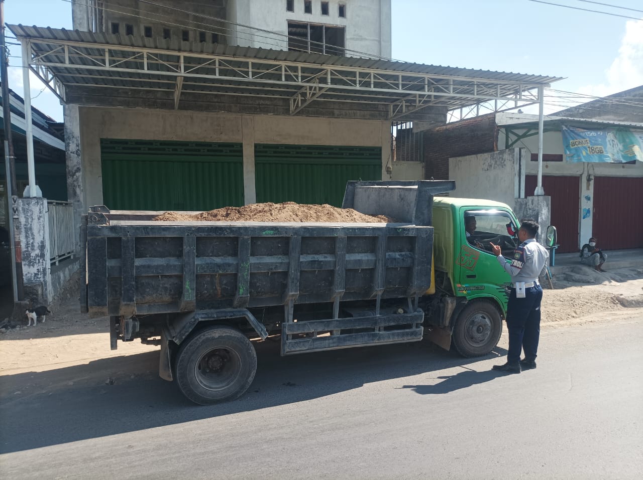 Mulai Tilang Minggu Depan, Dishub Sumbawa Melakukan Sosialisasi dan Teguran Kepada Pengemudi Truk Tanpa Penutup bak